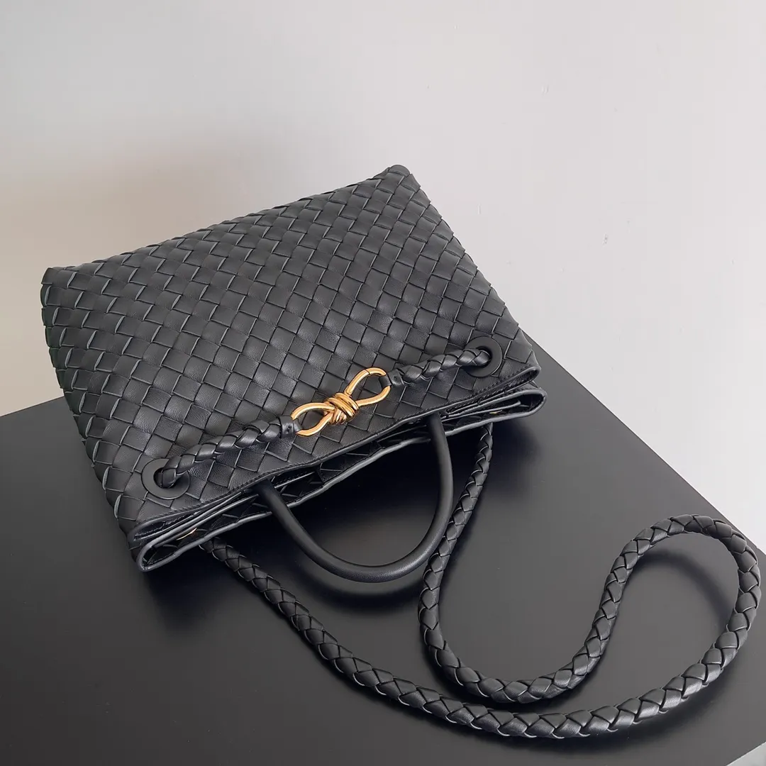 The 2023 new Andiamo batch of 2260 BV has been shipped‼ ️Really popular🔥The new Andiamo woven handbag launched by Bottega Veneta this season is really popular all over the world! ! Celebrities at home and abroad have worn it, and Oscar-winning actress Michelle Yeoh has taken it out on the street. Song Jia, Trai Yara, Yu Feihong, Sanji Ayaka, Rosie Hunting-Whiteley, Yoshioka Riho, etc. have all picked up this bag. It is classic and versatile, showing off its temperament, and the bag capacity is also large, which is very convenient for daily commuting! ! A variety of carrying methods, the shoulder straps can be adjusted by yourself, the original lambskin feels soft and delicate, and the unisex style breaks the gender boundaries and brings a more practical and long-lasting use experience. Andiamo, which has both elegant and casual styles, perfectly interprets the true appearance of "fashionable old money style". Style number: 743572 Size: 32*24*12